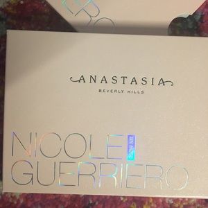 Anastasia Beverly Hills Nicole Guerriero Glow Kit